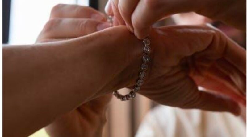 How to Choose the Perfect Gift: A Guide to Personalized Jewelry
